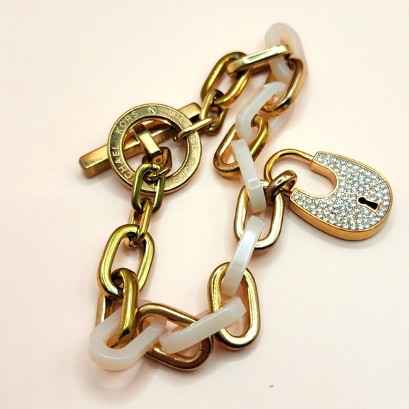 Michael Kors Rose Gold Toggle Bracelet With Lock Charm - Picture 2 of 9